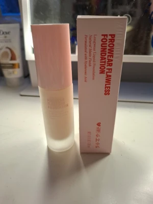 Foundation - Foundation från H&M beauty, färg 11.0c. Aldrig använd. Jag säljer foundationen för att den är fel färg för mig. 