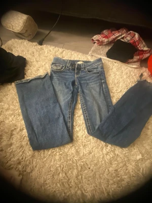 Blå jeans från Gina Tricot  - Ett par blåa jeans i bootcut från ginatricot. Storleken 146💕 lite slitet längs ner eftersom att den delen hamnat under skon.