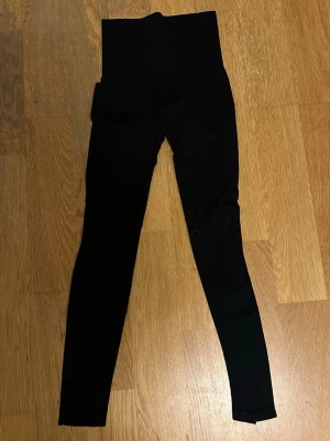 Svarta träningsbyxor från Röhnisch - Svarta leggings från Röhnisch med hög midja och tight passform. Tillverkade i ett stretchigt syntetmaterial som passar perfekt för träning. En text baktil vid midjan där de står röhnisch🥰 byxorna har också lufthål vid vaderna, gick inte riktigt att få med på bild men skriv privat så löser jag de💕