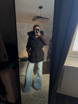 Svart väst  - Storlek S