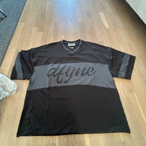 Svart och grå t-shirt från DFYNE - Helt ny tshirt från dfyne. Säljer då jag fick hem fel vara🌸