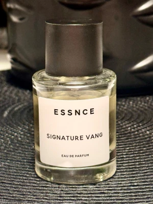 Essnce Signature Vang EdP - Essnce SIGNATUR VANG som doftar som BAL D’AFRIQUE från BYREDO. En träig och fräsch Eau de Parfym. För mängd se bild. 