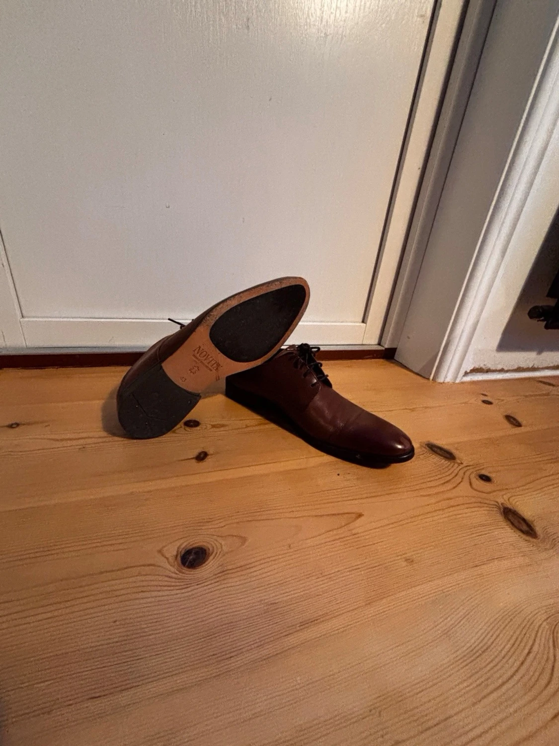 Bruna skinnloafers från Novita