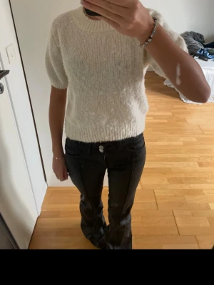 Vit stickad kortarmad tröja - Säljer denna stickade tröja från Gina i storlek S då den inte kommer till användning. Bara andvänt den fåtal gånger, jättebra skick. Skitsnygg🥰🥰