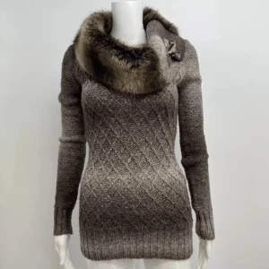 Vintage Jane Norman stickad tröja - Väldigt sällsynt stickad tröja från Jane Norman!✨Stor krage i fuskpäls, långa ärmar, ribbade muddar och en cool knäppning vid halsen. Så sjukt snygg och bra kvalitet, inga defekter förekommer🪽Passar storlek S/M, skriv ifall du vill ha mått! Skickar samma dag/dagen efter💞Pris går att diskutera