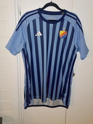 DIF fotbollströja 2023  - Säljer en DIF fotbollströja från säsongen 2023 med Joel Asoro på
