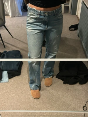 Ljusblå raka jeans med hål - Säljer ett par ljusblå jeans från Zara som inte kommer till användning, är små i storleken då jag vanligtvis bär 38 men dessa är i storlek 42!! Slutsålda från Zara💓💓