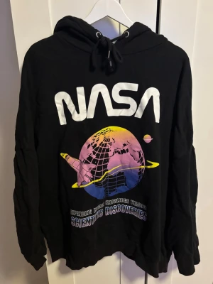 Nasa hoodie - Svart hoodie med nasa tryck från H&M. 