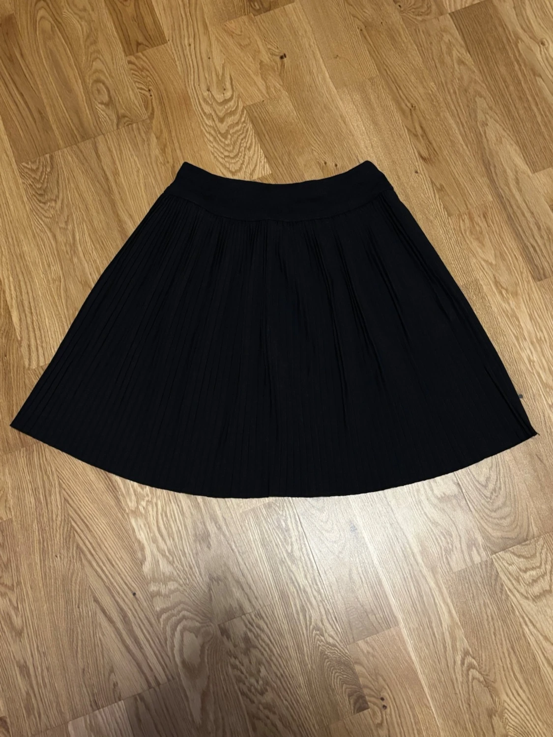 Svart plisserad kortkjol