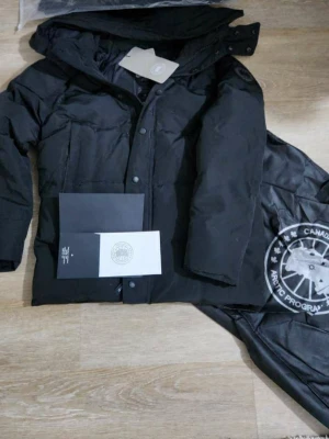 Svart dunjacka riktigt fin - Säljer en svart dunjacka riktigt snygg till alla outfits.