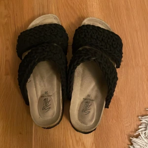 Sandaler  - Säljer ett par fina svarta sandaler i storlek 39. Dem är använda 2 gånger och är i mycket bra skick💕