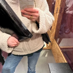 Beige teddyjacka med dragkedja - Mysig beige teddyjacka från lager 157 med dragkedja framtill och stora fickor. Jackan har en avslappnad passform och är tillverkad i fluffigt syntetmaterial som ger en cool och trendig look. Perfekt för lager-på-lager-stil under höst och vinter. Använd fåtal gånger💕