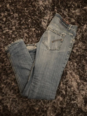 Dondup Jeans - Lite schysstare dondups med snygga slitningar i otroligt bra skick men det förekommer en liten fläck på det vänstra benet(se sista bild). Passformen är slim/skinny.  Ytterben längd 102cm och midjan ligger på 44cm.   Priset är ej hugget i sten