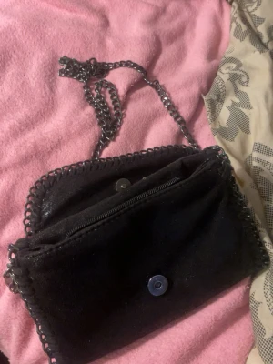 Kedjeväska  - Svart fin väska med kedja 💕