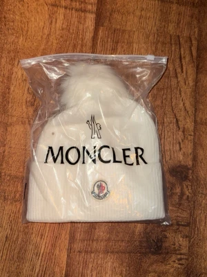Monclermössa för tjej - En vit monclermössa för tjej, oanvänd