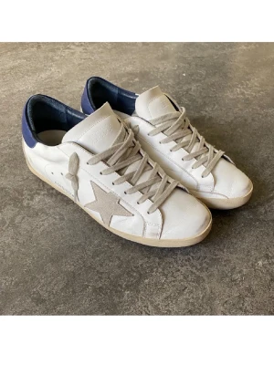 Vita sneakers med blå detalj och stjärna - Tjena, säljer dessa vita golden goose. Box och dustbag medföljer. Skick 9,5/10! I princip nyskick och sparsamt använda. Skriv vid frågor!