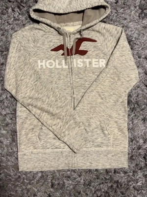 Hollister hoodie vit/ljusgrå - En fräsch holister hoodie. Det är en skön archive känsla runt den. Bara och skriva om ni har frågor och priset går stt diskuteras.