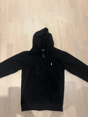 Polo ralph lauren zip hoodie  - En helt ny polo ralph lauren zip hoodie som är svart och helt ny i storlek S, skriv vid fundering