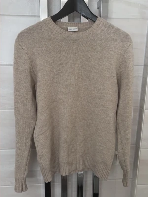 Kashmir tröja  - Säljer nu denna beiga Kashmir blandade tröjan från John Henric i fint skick bortsett från det lilla hålet som syns på bild 4. Nypris ligger på 1499 kr, det är bara att höra av sig vid minsta lilla fundering eller fråga! 
