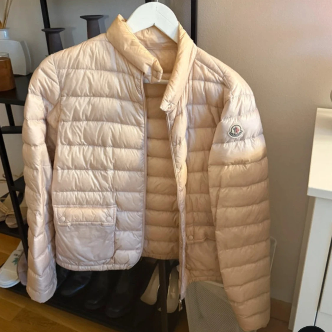 Ljusbeige pufferjacka från Moncler - 1