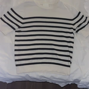 Randig vit och svart tröja H&M XS - Säljer en vit tröja med svarta horisontella ränder från H&M.🎀Säljer då den inte kommer till användning. Tröjan kan stylas snyggt med ett par jeans eller en kjol💘.                                      Öppen för olika pris bud☺️
