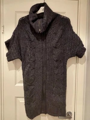 Lång stickad T-shirt  - Lång stickad T-shirt med dragkedja. 