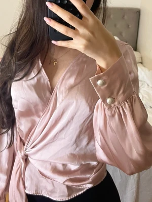 Blus från Zara - En blus från Zara som kommer i ett skönt satinmaterial. Vacker till flera tillfällen. Har används 1 gång tidigare. Säljer pga av rensning.