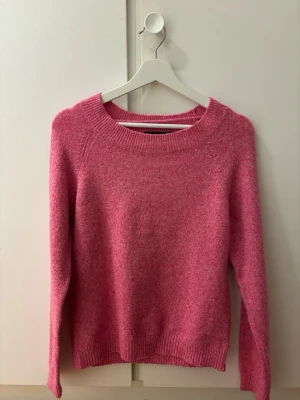 Rosa stickad tröja från Vero Moda - Mysig rosa stickad tröja från Vero Moda med rund halsringning och ribbade muddar. Säljer då den inte används💕