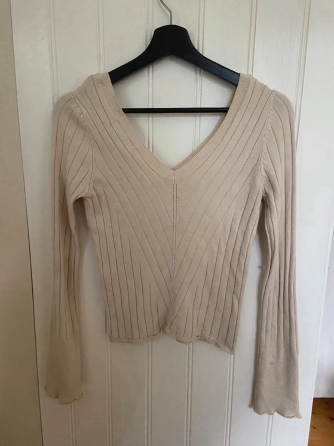 Beige ribbad stickad tröja - 1