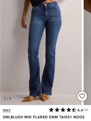 Blå bootcut jeans från ONLY - Snygga blå jeans från ONLY med bootcut-modell och klassisk femficksdesign. Jeansen har medelhög och är tillverkade i stretchigt denim för en bekväm passform. Perfekta för dig som gillar en look med lite utsvängda ben. (Har varit sönder mellan benen men är nu lagade som man ser på sista bilden) köpt för 549kr 💗