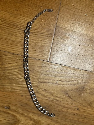 Kausalt silverfärgat armband  - Bra kvalitet med karbinhake. Är gjord av stainless steel så det går jättebra att bada med det på. Perfekt för dig som vill uppgradera din stil för ett bra pris