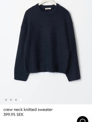 mörkblå stickad tröja  - Mörkblå stickad tröja från Gina Tricot i storlek S, typ aldrig använd💞