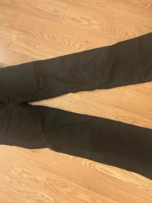 Svarta jeansbyxor från 157, storlek S - Säljer ett par svarta jeansbyxor från 157 i storlek S och short längd. Klassisk femficksmodell med raka ben och normal passform. Perfekta till en avslappnad look och funkar året runt.