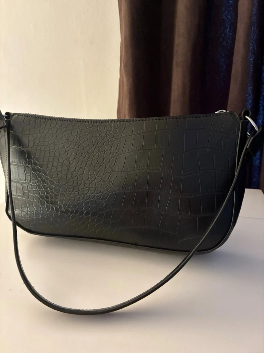 Svart axelväska i crocopräglat skinn från H&M - 1