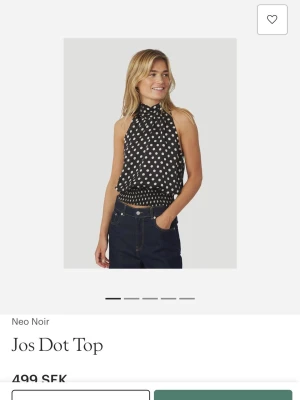 Svart prickig halterneck topp Neo Noir - Snygg svart halterneck topp från Neo Noir med vita prickar och knytning i nacken. Helt ny!💕