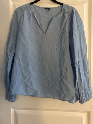 Blå blus  - Super skön blå blus ifrån Vero Moda som nästan aldrig har använts 