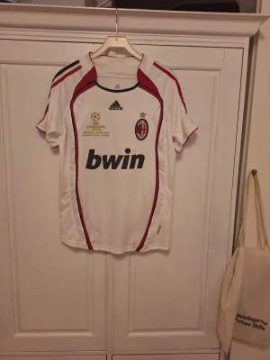 Ac milan 2007 kaka tröja - Bra och skön tröja som passar perfekt till fotbollsträngingen eller att ha på när man kollar fotboll. Storlek S men passar som medium, använd sparsamt vid tre tillfällen men är som ny. Att köpa ny och äkta kostar runt 850 kr jag säljer för endast 449 kr. Men pris kan diskuteras...