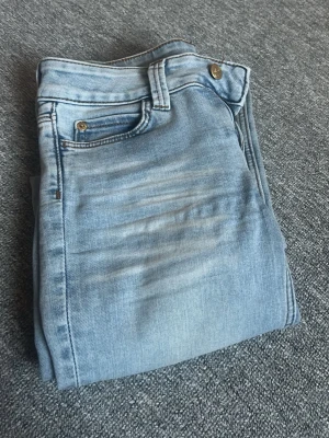 Populära weekday jeans - Väldigt snygga och trendiga jeans från weekday (cheap monday) använda fåtal gånger, mycket bra kvalite. Passar till allt, hör av er vid frågor😊pris kan diskuteras vid snabb affär❣️