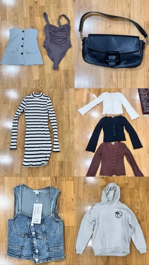 Toppar - Säljer en ljusblå korsettopp med stora svarta knappar framtill och två dekorativa fickor. Toppen är axelbandslös och har en figurnära passform som ger en snygg siluett. Perfekt att styla med jeans eller kjol för en trendig look.