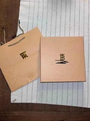 B bälte - Bälte med B-logga, diskret men trendigt. Oanvänt, 105 cm och funkar till alla olika stilar. 💰 Pris: 299 kr utan box och tillbehör / 549 kr med box och tillbehör – priset går att diskutera.