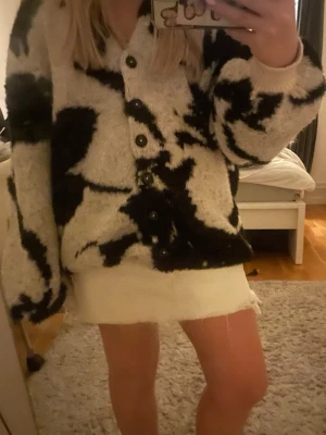 Vit jeanskjol från Gina tricot - Säljer en vit jeanskjol från Gina tricot i storlek 36. Kjolen är kort, har rå kant nertill och klassiska jeansdetaljer som fickor och knapp framtill. Perfekt till sommaren och enkel att styla med olika toppar.