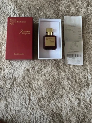 baccarat Rouge 540 - ✨ Maison Francis Kurkdjian Baccarat Rouge 540 Extrait de Parfum ✨  Säljer min exklusiva Baccarat Rouge 540 Extrait de Parfum från Maison Francis Kurkdjian. En lyxig, intensiv och mycket omtyckt doft med noter av bittermandel, saffran, jasmin, amber och träiga toner. Doften är elegant, varm och har mycket lång hållbarhet.  Extrait-versionen är mer koncentrerad än Eau de Parfum och ger ett djupare och rikare intryck. Passar både kvinnor och män, perfekt för både vardag och fest.  Parfymen är i fin
