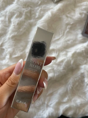 CAIA Front Row Concealer 2N - Front Row Concealer från CAIA i nyansen 2N. Concealern är helt oöppnad då jag vet om att jag köpt fel färg. Nypris är 245kr!!Perfekt för att ljusa upp under ögonen eller täcka ojämnheter. 