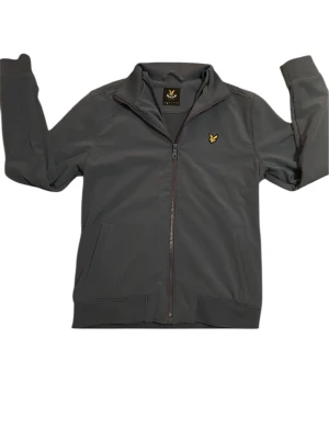 Blå Lyle & Scott jacka  - Stilig blå jacka från Lyle & Scott i en tidlös och stilren design. Perfekt för både vardag och mer uppklädda outfits. Jackan saknar luva och har den klassiska Lyle & Scott-loggan broderad på höger bröst, vilket ger ett exklusivt intryck. Storlek: S  ✨ Detaljer: • Märke: Lyle & Scott • Färg: Blå • Modell: Jacka utan luva • Design: Broderad Lyle & Scott-logga på bröstet • Passform: Normal • Skick: Bra skick, normala användningsspår  💰 Pris: 199 kr  📦 Skickas snabbt och packas noggrant 💬 Hör av dig