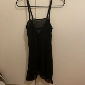 Genomskinlig skön meshtopp - nu säljer jag min assnygga svarta meshtopp😍 denna har jag köpt från secondhand, och använt 1 gång endast, sedan kom den aldrig till användning igen och tänkte att någon annan kanske ville ha den. Inga skador, bytt skick, och man kan justera hur lång axel saken blir. Jätte lätt, når början på benen. ☺️💕