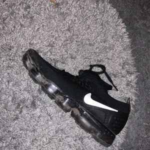 Nike vapor Max  - Använda ett par gånger, i bra skick, smutsiga sulor vilket går lätt att tvätta. TAR EMOT SWISH