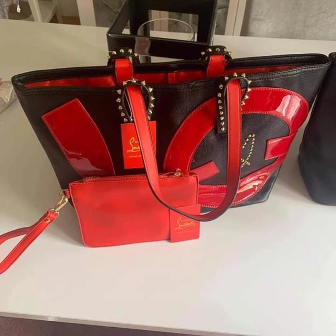 Väska 2 delar med kort Louboutin helt ny - 90