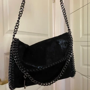 Kedjeväska  - Säljer min Stella mccartney liknande väska för att jag inte har någon användning av den längre. Fint skick. Buda! Har ni några frågor? Skriv helst privat! 