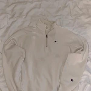 Champion hoodie med dragkedja  - Oversize cream vit champion hoodie med hög krage. Är i storlek L men passar mig som har oftast S.