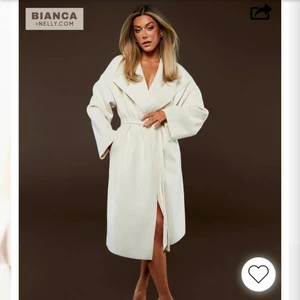 Kappa Bianca x Nelly  - Tänkte kolla om de finns nått intresse på kappan som Bianca designat innan jag skickar tillbaka den. Köparen står för frakt✨ buda i kommentarerna 